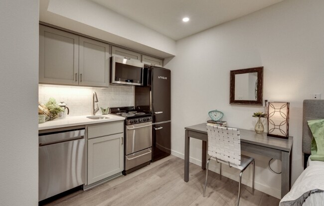 Foto del edificio - Gorgeous Updated Studio In The Popular Sel...