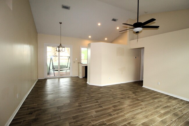 Building Photo - 2073 SW Capeador St