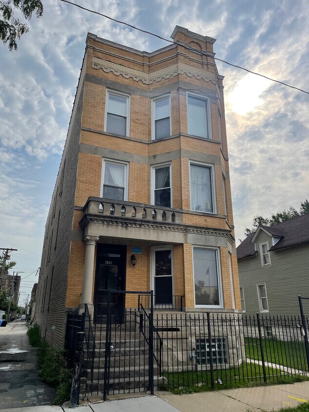 Primary Photo - 1841 N Lawndale Ave