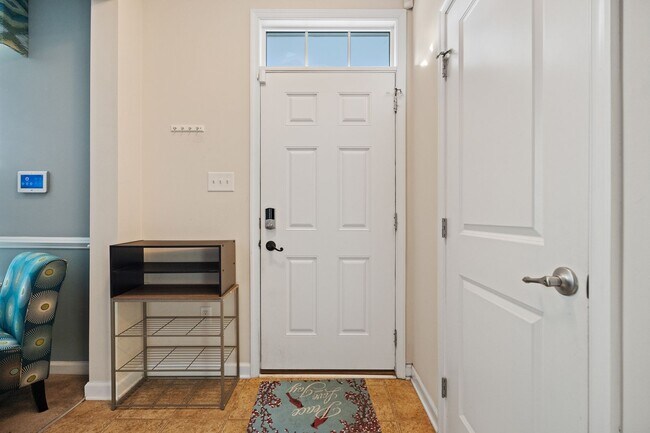 Building Photo - Spacious 3 Bedroom 2.5 Bath Townhome in Ch...
