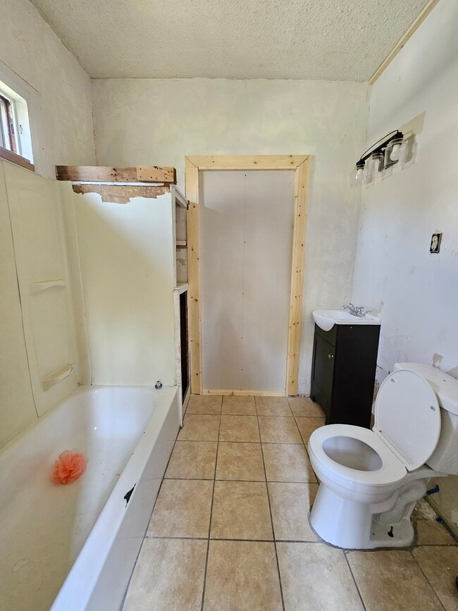 Full Bathroom - 412 SW 28th St