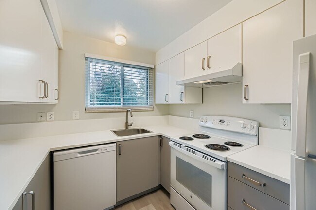 Building Photo - Fully Renovated Home in the Heart of Louis...