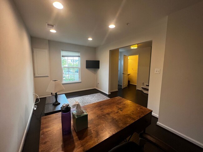 Foto del edificio - Charming 3 BR/2 Full BA & 2 Half BA Townho...