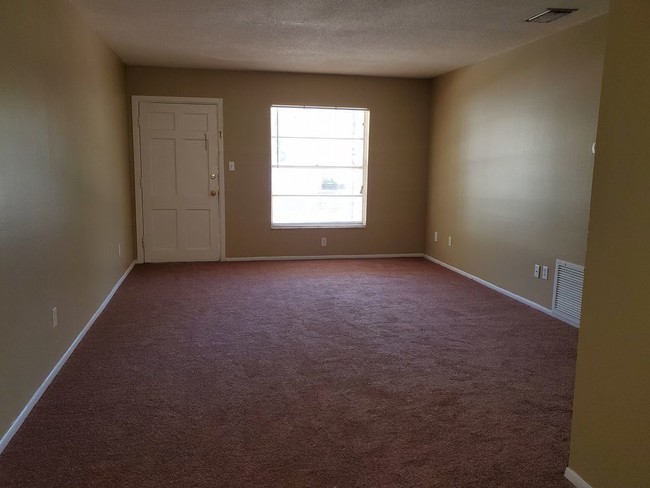 Building Photo - Spacious 1/1 Available Now!