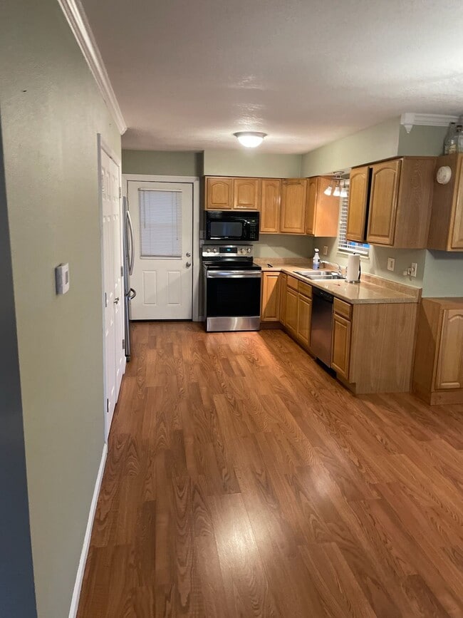 Building Photo - 213 Lakeview Dr
