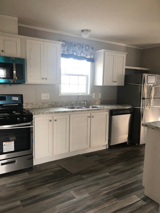 Kitchen - 182 Parker Lake Dr