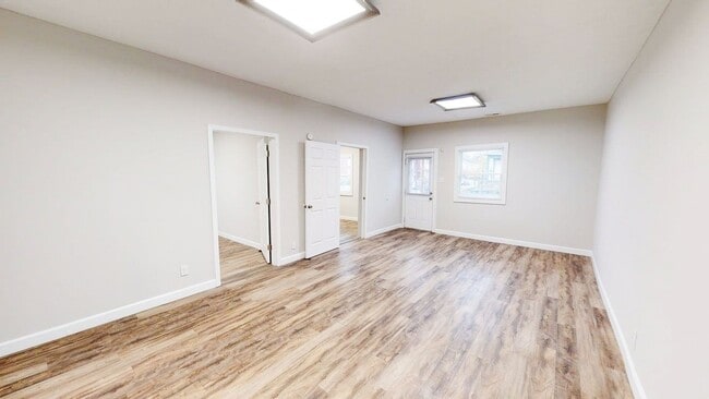 Foto del edificio - 2 BEDROOMS, 2 FULL BATHROOMS + 1 FREE Off-Street parking spot SPACIOUS single family house availa...