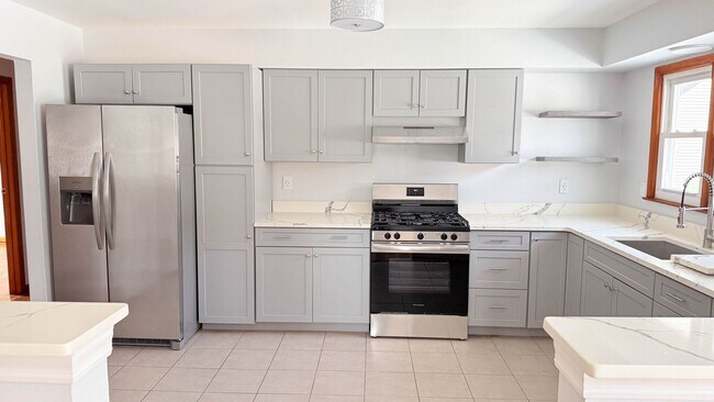 Foto del edificio - Charming 3BR , 2 BTHRM Duplex in Elizabeth