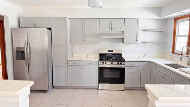 Building Photo - Charming 3BR/2BTH Apartment in Elizabeth, ...