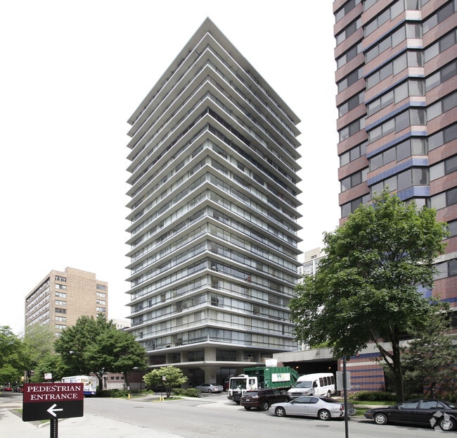 Primary Photo - 320 W Oakdale Ave