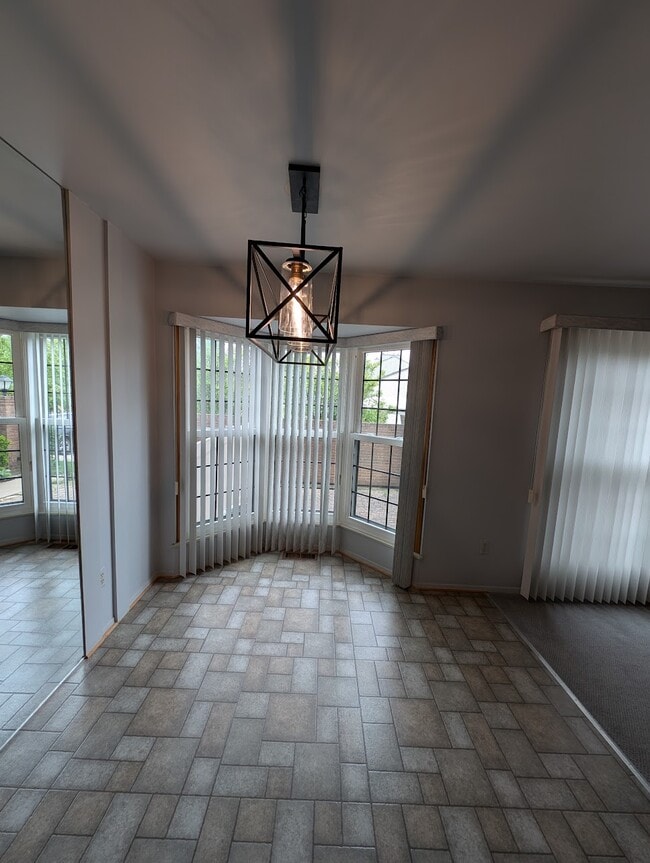 Building Photo - 38928 Country Cir