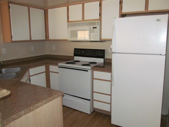 Building Photo - 2 BED 2 BATH DOWNSTAIRS APARTMENT  FOR REN...