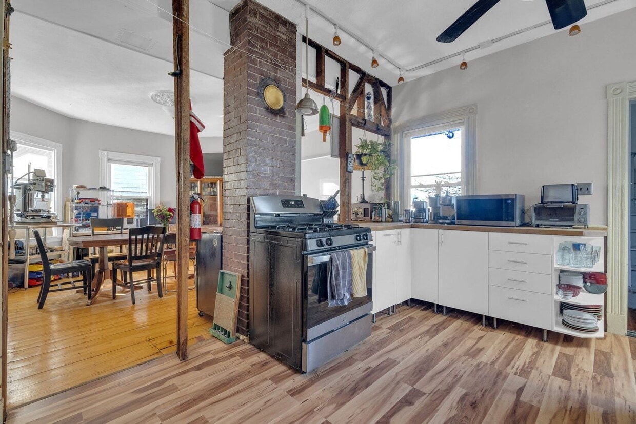 Foto principal - Stunning 6-Bed Duplex on Sachem St — Private Deck, New Renovations, Laundry, Parking | Prime Miss...