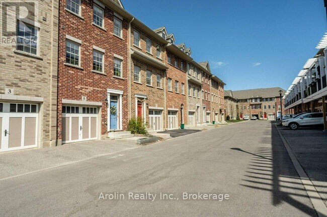Building Photo - 5 Oxfordshire Ln