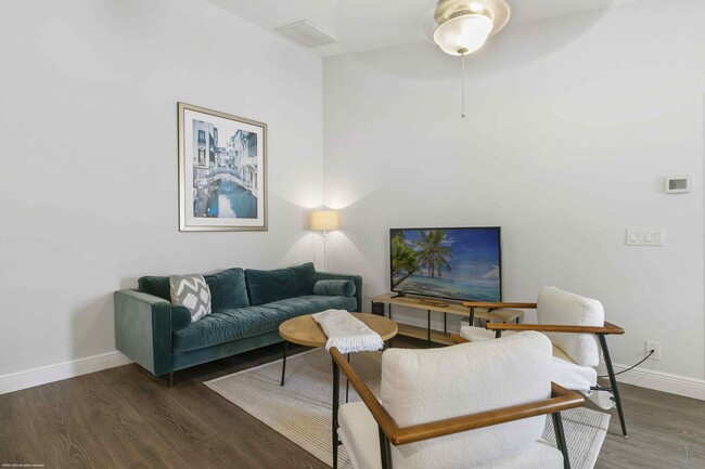 Foto del edificio - 1120 Hyacinth Pl