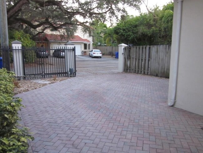 Building Photo - 2920 Catalina St