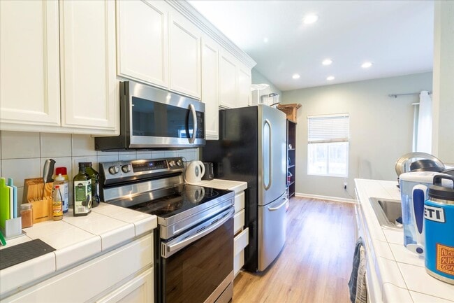 Building Photo - 1084 Portola Ave