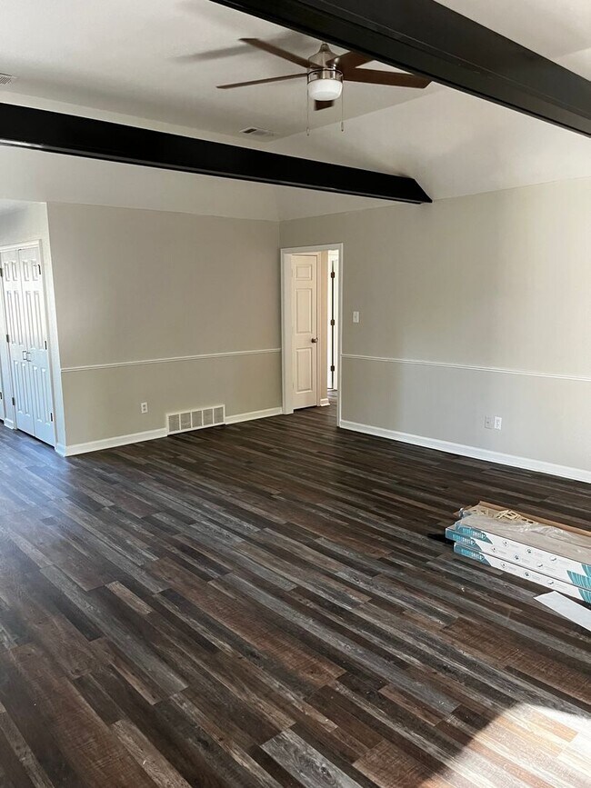Building Photo - Renovated Home 25 Minute drive to Blue Oval