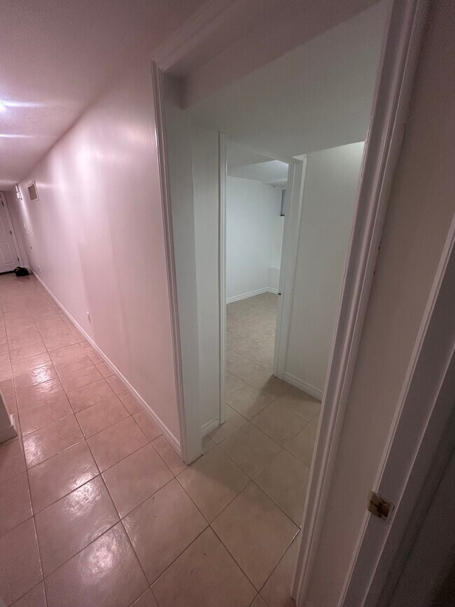 Building Photo - 41 Cartwright Av