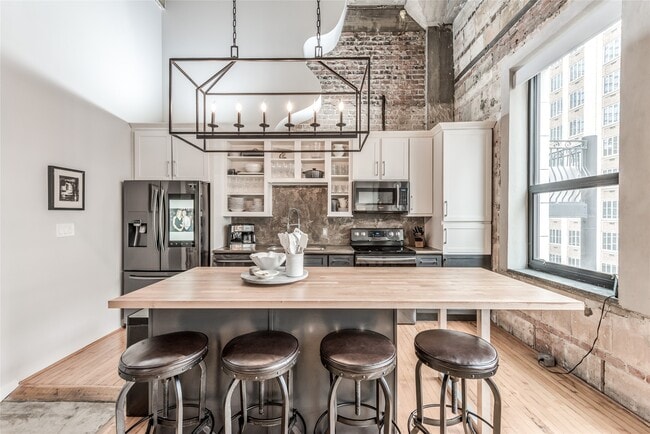 Building Photo - 705 Main St