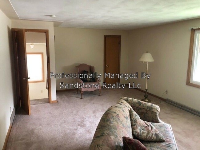 Building Photo - 2 BEDROOM Upstairs of a duplex