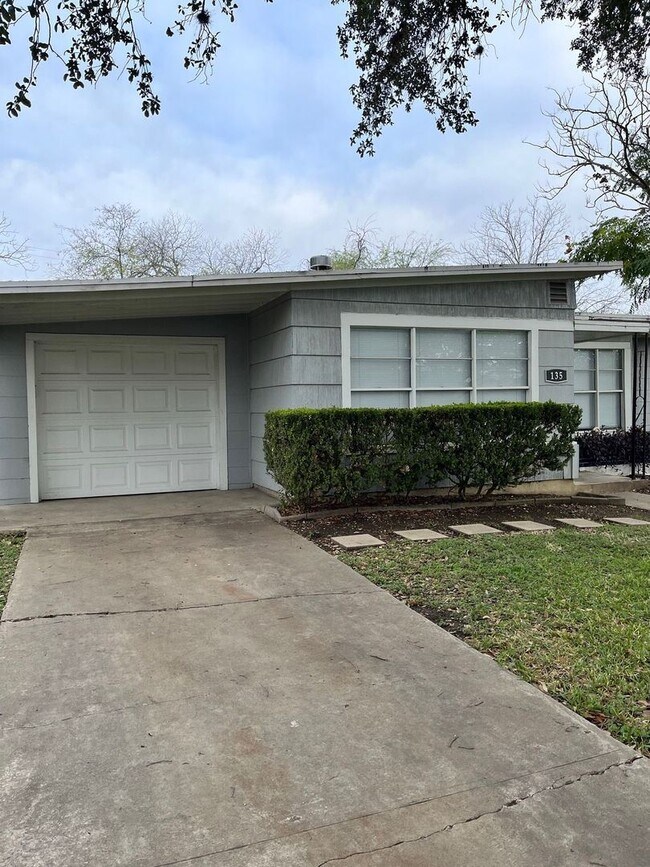 Building Photo - 3 br, 1 bath House - 135 Timberlane