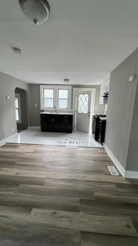 Building Photo - 69 Clinton St