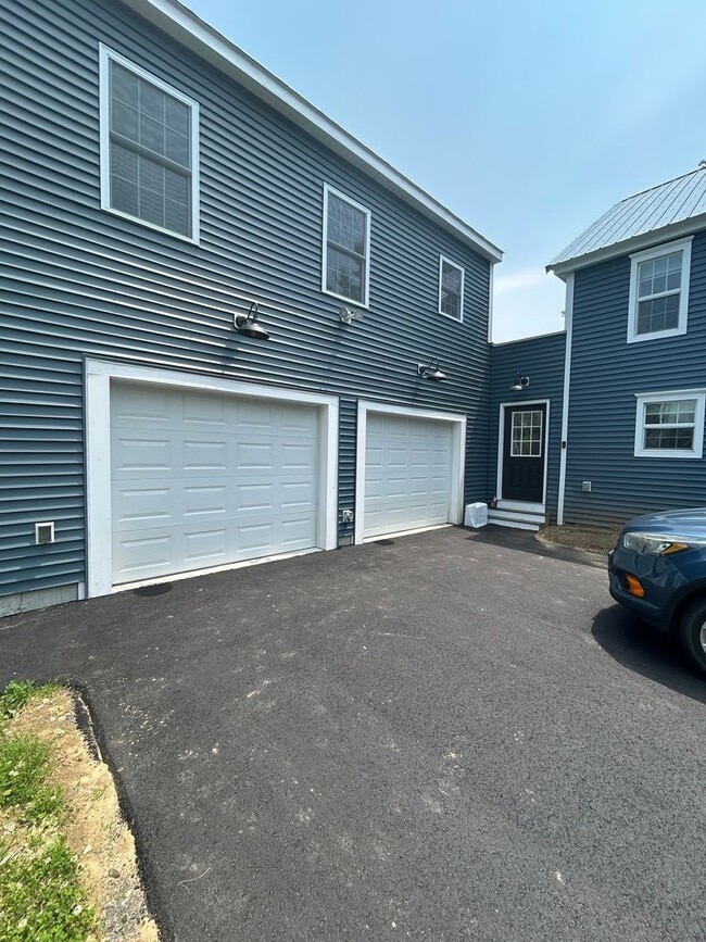 Building Photo - Beautiful renovated 5 bedroom 2.5 bath sin...
