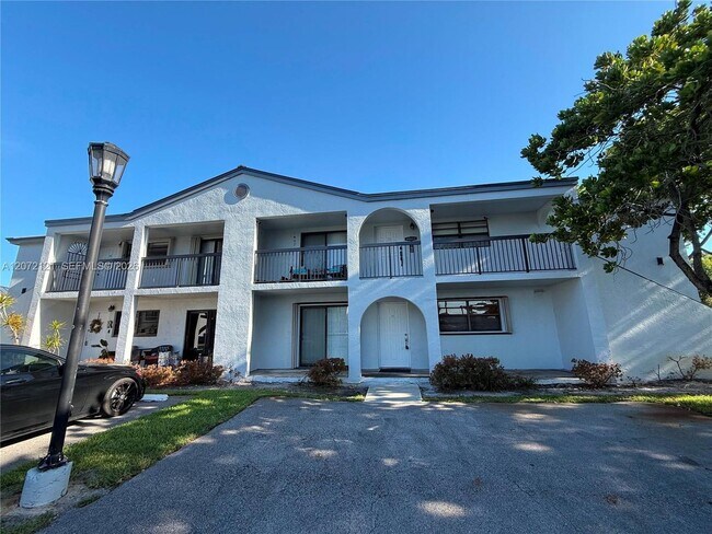 Foto del edificio - 18200 Mediterranean Blvd