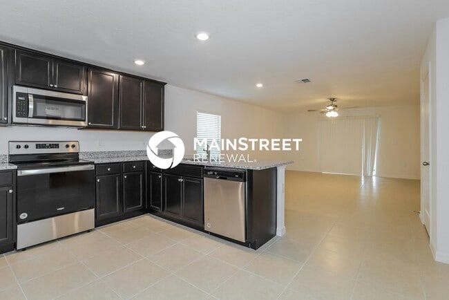 Foto del edificio - 4 Bedroom Pet-Friendly Home in Mascotte, FL with Main Street Renewal