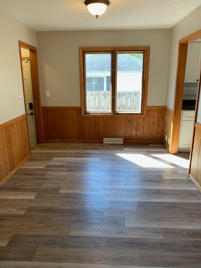 Comedor - 3509 Aquila Ave S