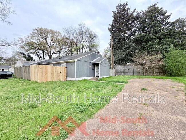 Building Photo - 642 Safari Dr
