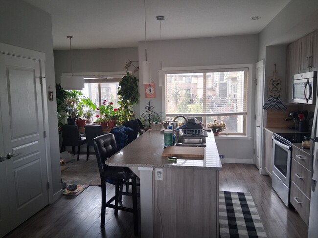 Building Photo - 32 Horseshoe Cres