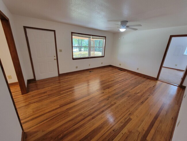Building Photo - 1526 Highland Dr