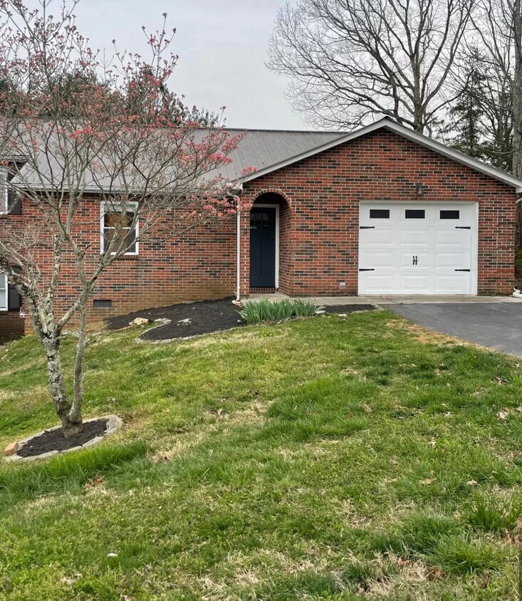 Primary Photo - 505 Pine Ridge Dr