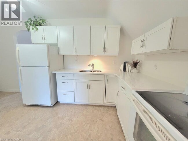 Building Photo - 121 Blucher St