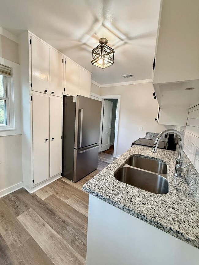 Building Photo - 222 Fontaine Dr