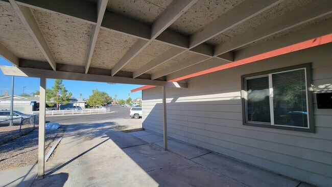 Foto del edificio - Cute 3 bedroom 1 bathroom home on a large lot