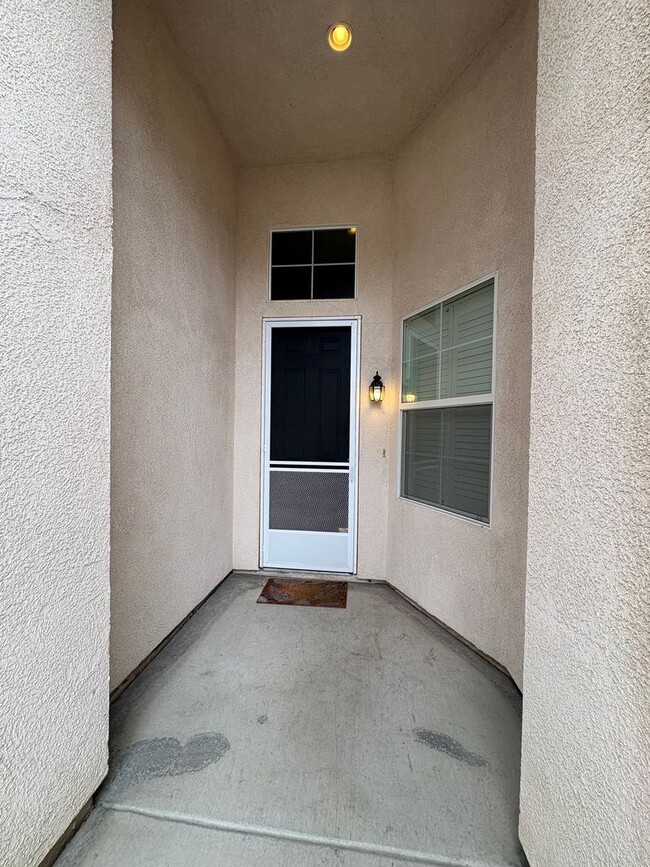 Building Photo - Spacious SW Visalia Home Available Now!