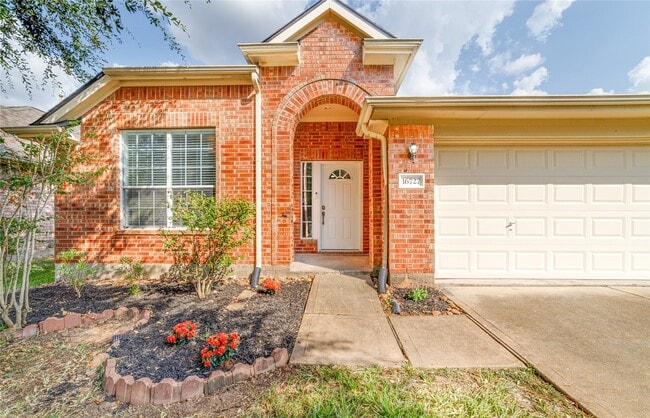 Building Photo - 16727 Great Oaks Glen Dr