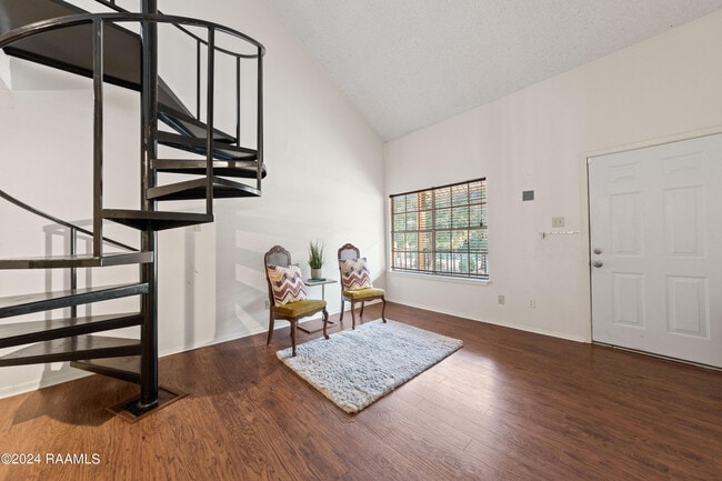 Building Photo - 300 Lozes Ave