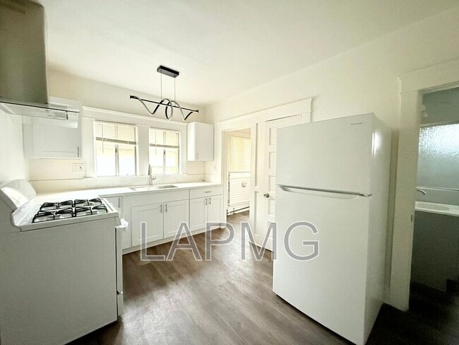 Building Photo - 1910.5 Daly St