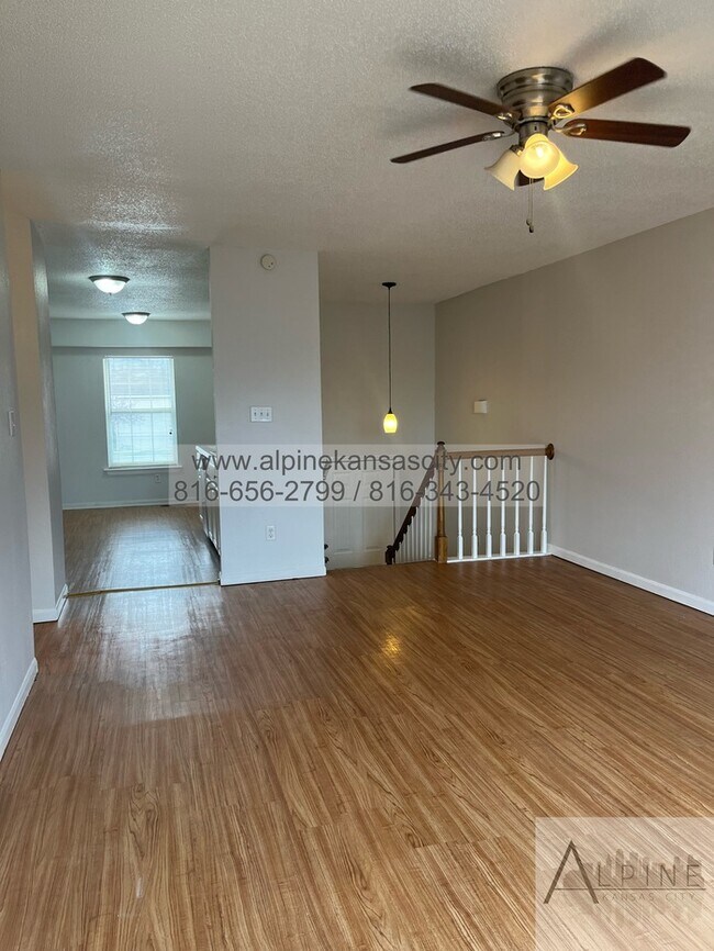 Building Photo - Spacious Northland Duplex, 2 Car Garage