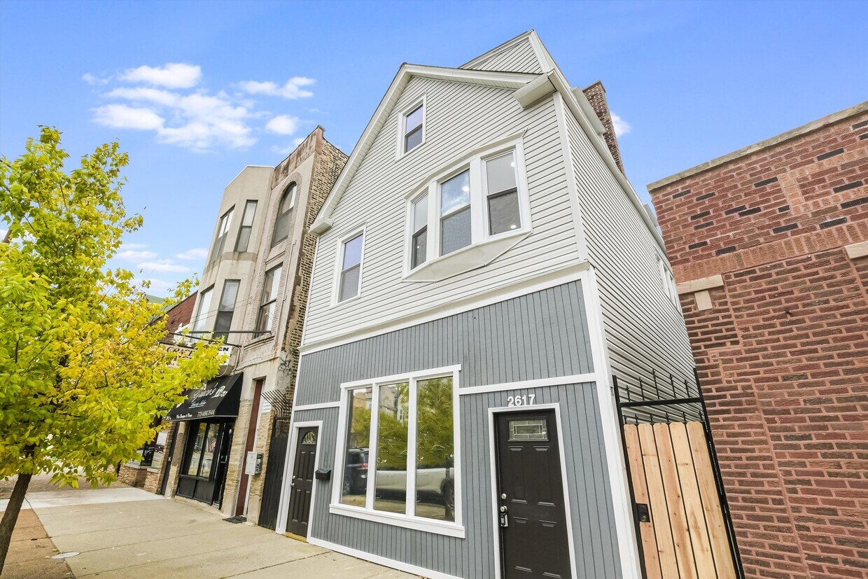 Foto principal - 2617 W Fullerton Ave