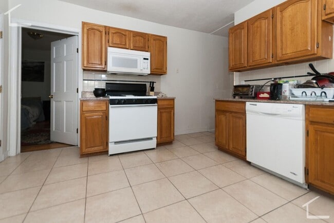 Building Photo - Large Unit near T and Brookline Border.  G...
