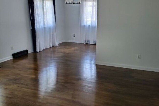 Foto del edificio - 240 Birchwood Dr