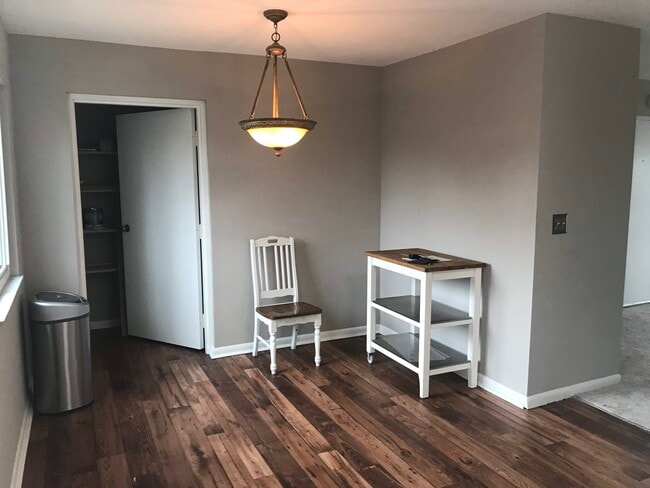 Building Photo - 5685 Coach Dr E