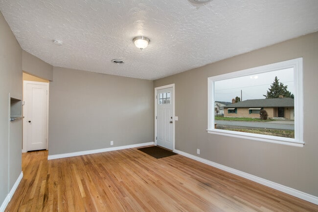 Building Photo - 1405 N Felts Rd