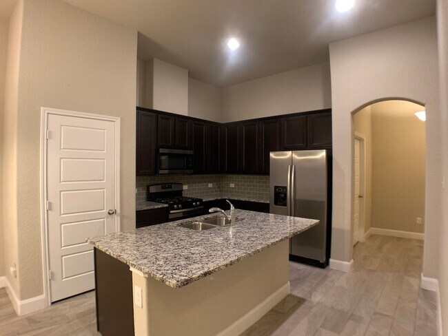 Building Photo - Walk to Gruene / Fridge Included / Gas Coo...