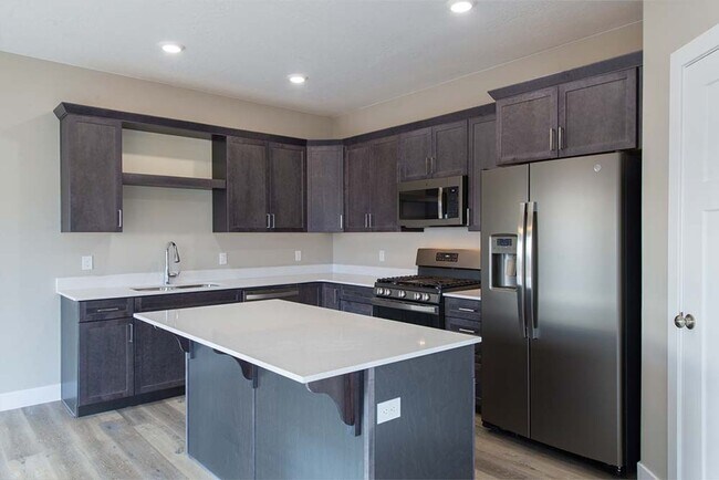 Foto del edificio - Elite 4 bedroom Townhome/Move in specials!